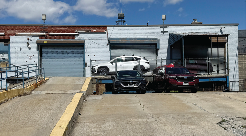 32-31 57th St, Woodside, NY à louer - Photo de l’immeuble – Image 3 sur 6