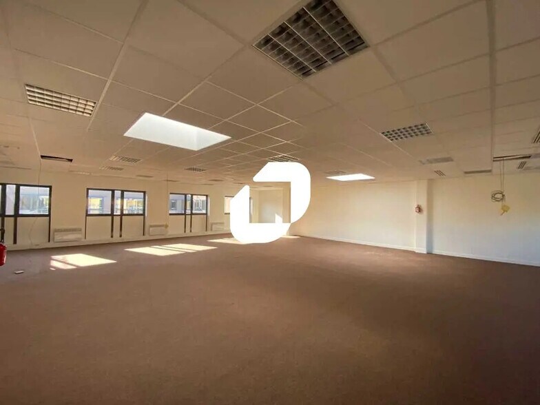 39 Avenue Des 3 Peuples, Montigny-le-Bretonneux à louer - Photo de l’immeuble – Image 3 sur 13