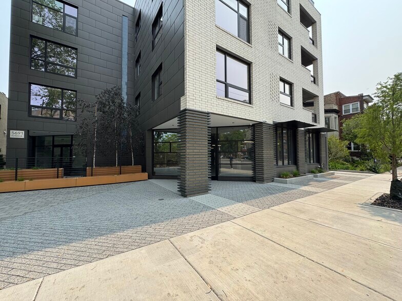 5691 N Ridge Ave, Chicago, IL à vendre - Photo de l’immeuble – Image 2 sur 3