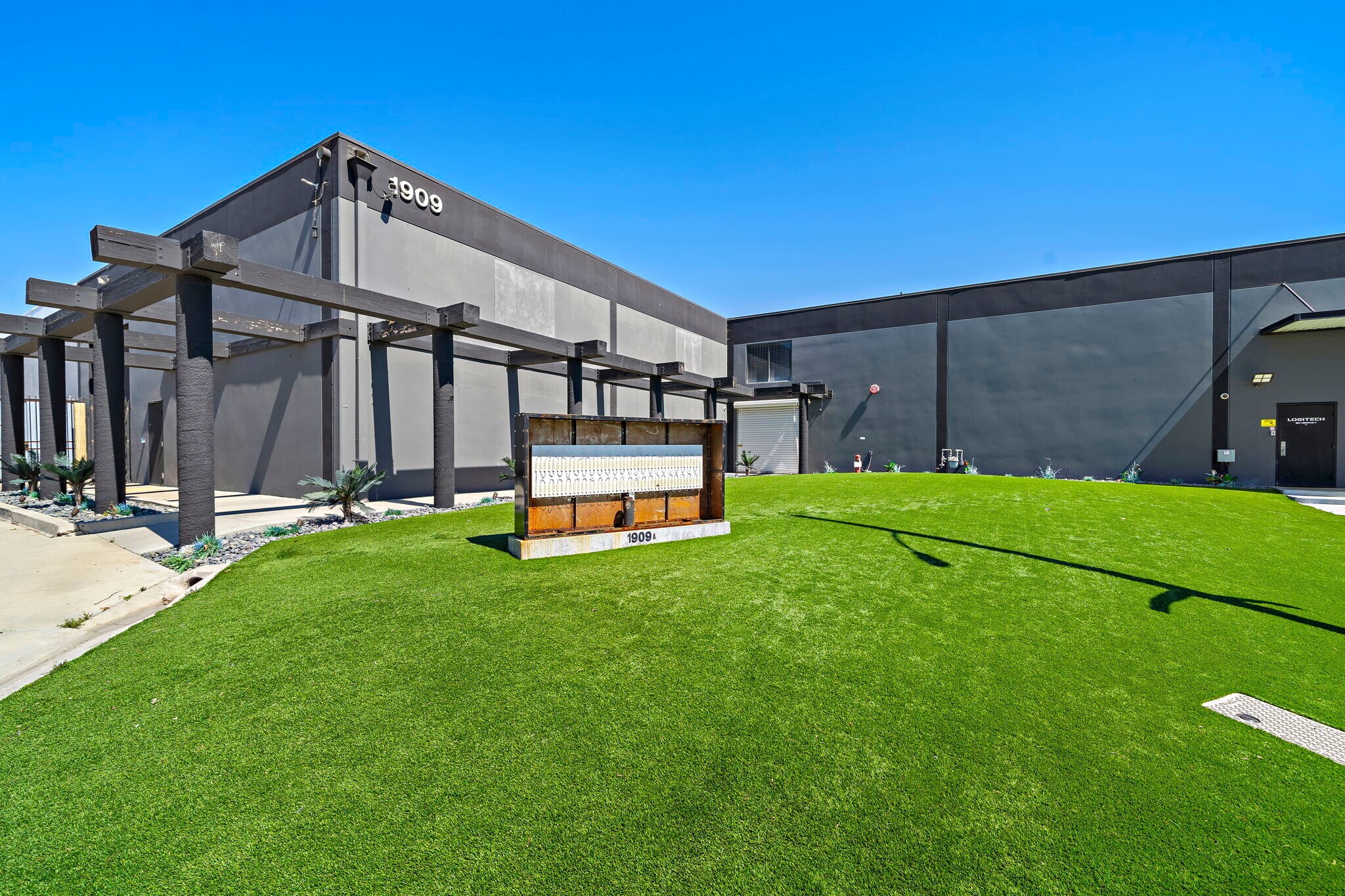 1909 S Susan St, Santa Ana, CA à vendre Photo de l’immeuble– Image 1 sur 14