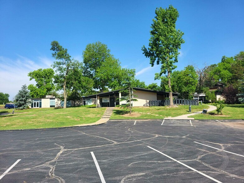 2500 McGee Dr, Norman, OK à louer - Photo de l’immeuble – Image 2 sur 14