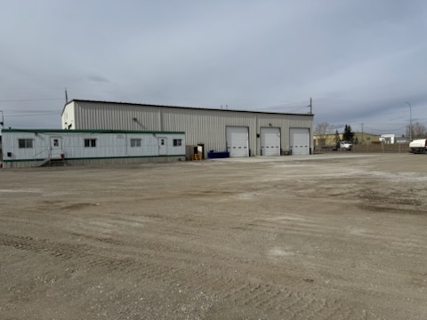 8330 48th St SE, Calgary, AB à louer - Photo de l’immeuble – Image 3 sur 6