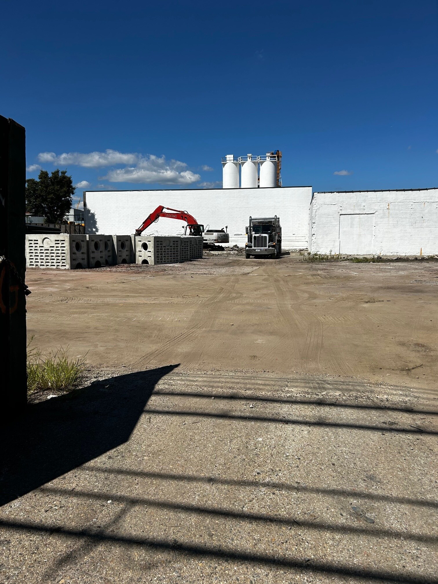 Ideal Parking Lot & Industrial Buildings portefeuille de 4 biens à vendre sur LoopNet.fr Photo de l’immeuble– Image 1 sur 8