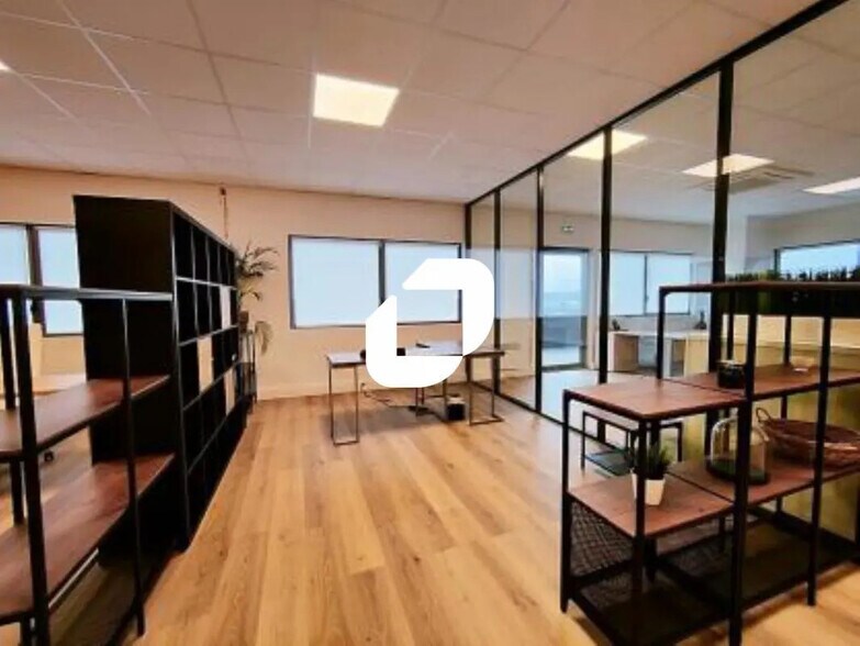 Bureau dans Ferrières-en-Brie à louer - Photo de l’immeuble – Image 3 sur 15