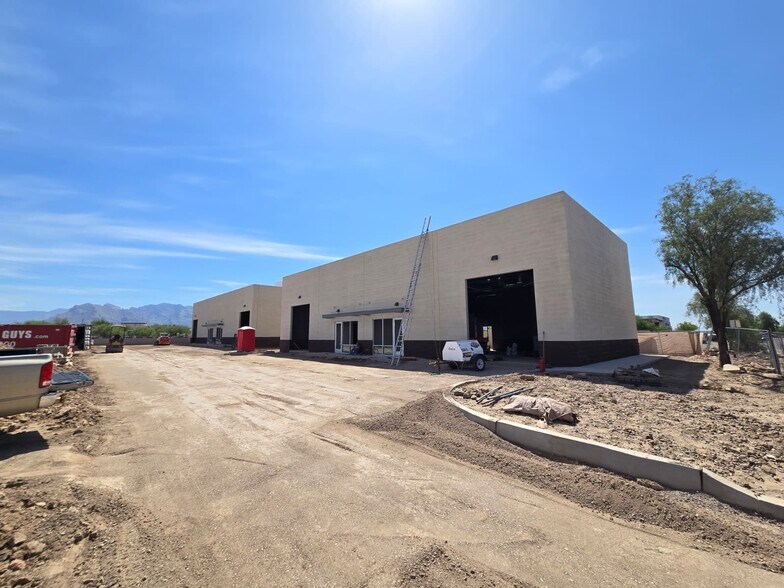 6162 N Travel Center Dr, Tucson, AZ à louer - Photo de l’immeuble – Image 2 sur 9
