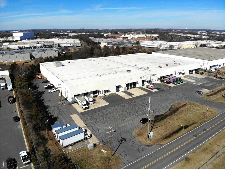 11520 Granite St, Charlotte, NC à louer - Photo de l’immeuble – Image 1 sur 3
