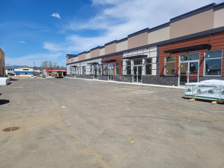 6217 48A Av, Camrose, AB à louer - Photo de l’immeuble – Image 3 sur 5