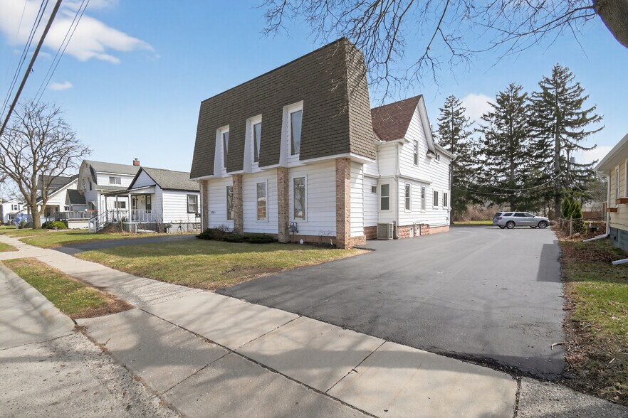 175 2nd St, Belleville, MI à vendre - Photo de l’immeuble – Image 2 sur 50