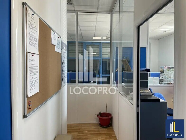 Bureau dans Aubagne à louer - Photo de l’immeuble – Image 3 sur 8