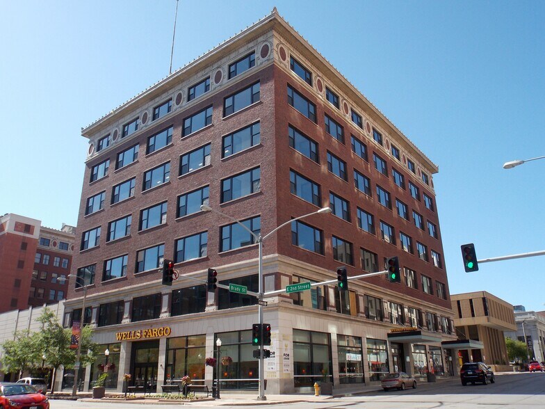 102 W 2nd St, Davenport, IA à louer - Photo de l’immeuble – Image 1 sur 11