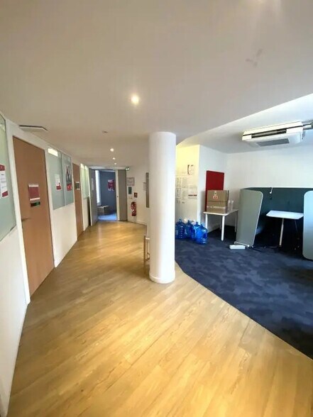 66 Bis Rue Laferrière, Paris à louer - Photo de l’immeuble – Image 3 sur 8