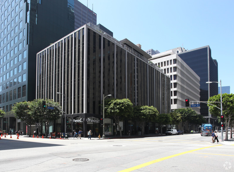 700 Wilshire Blvd, Los Angeles, CA à louer - Photo de l’immeuble – Image 2 sur 6