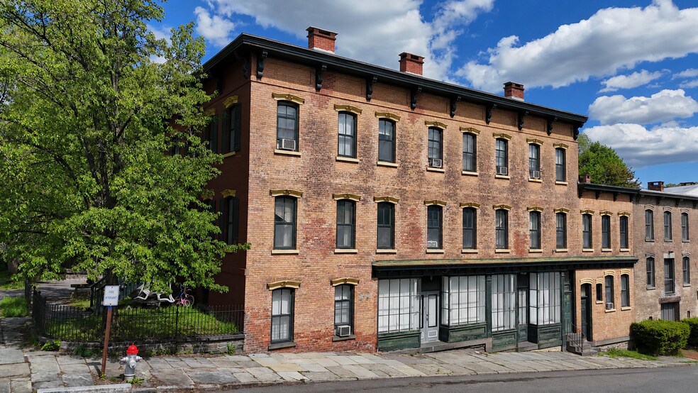 134 Hunter St, Kingston, NY à vendre - Photo de l’immeuble – Image 1 sur 21