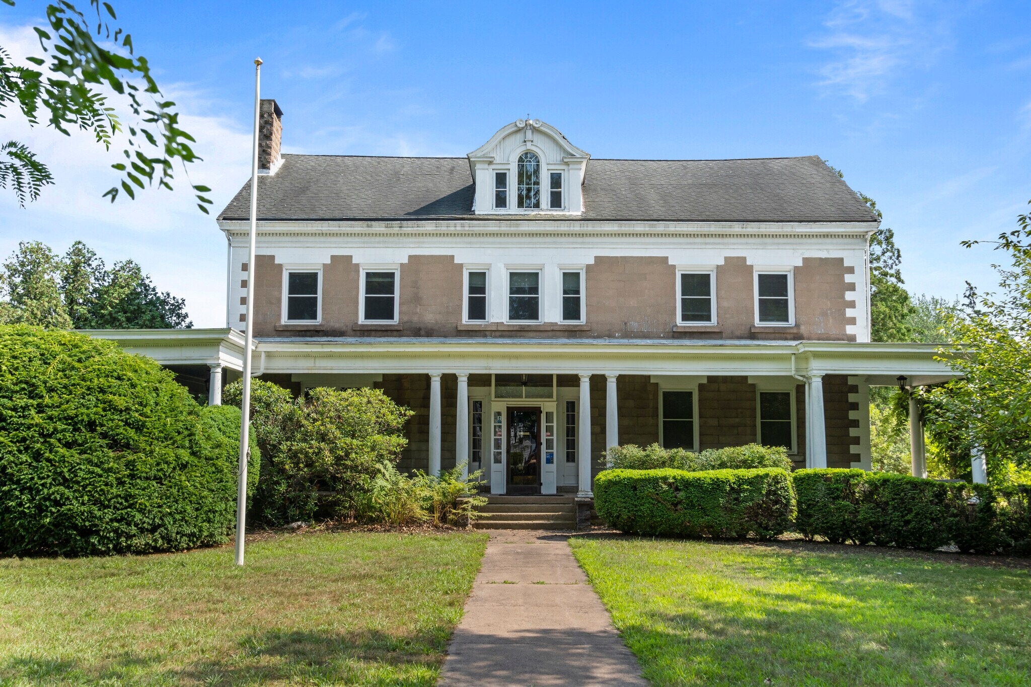 745 Burnside Ave, East Hartford, CT à vendre Photo de l’immeuble– Image 1 sur 37