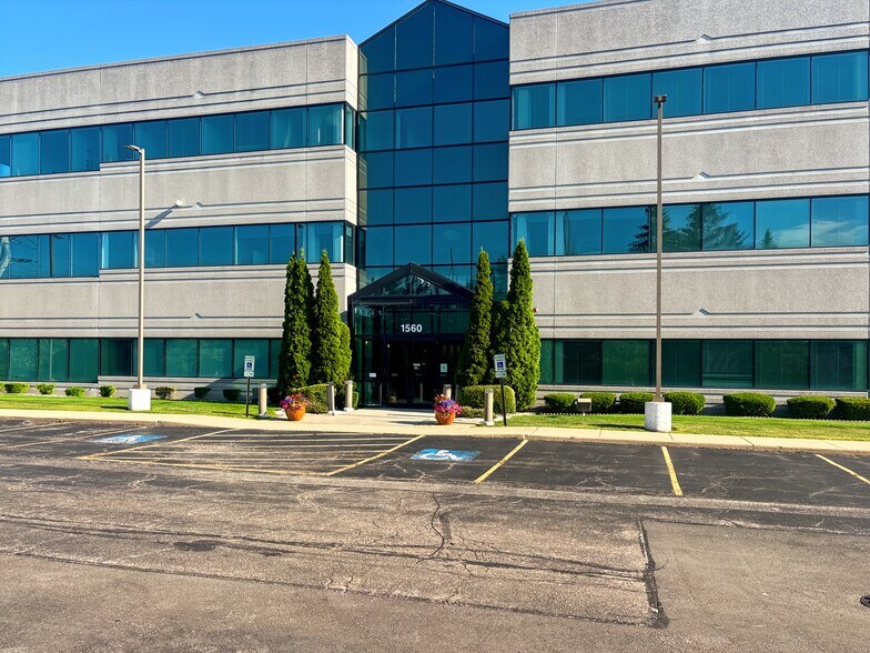 1560 Wall St, Naperville, IL à louer - Photo de l’immeuble – Image 3 sur 26