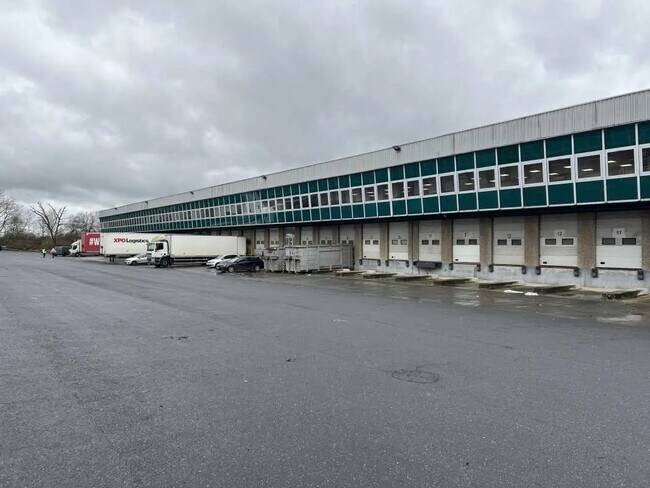 Plus de détails pour 8 Rue De La Ferme Saint Ladre, Fosses - Bureau, Industriel/Logistique à louer