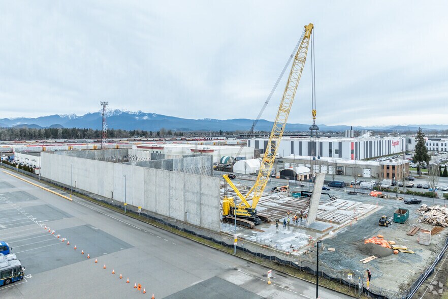 2043 Kingsway Av, Port Coquitlam, BC à louer - Photo de l’immeuble – Image 2 sur 2