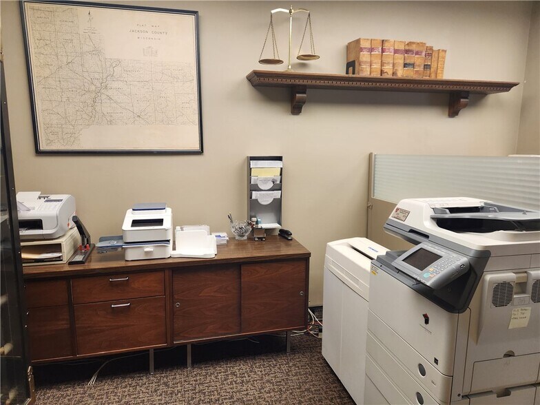 104 Main St, Black River Falls, WI à vendre - Photo de l’immeuble – Image 3 sur 24