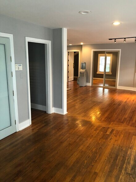 507 E Iris Dr, Nashville, TN à louer - Photo de l’immeuble – Image 2 sur 17