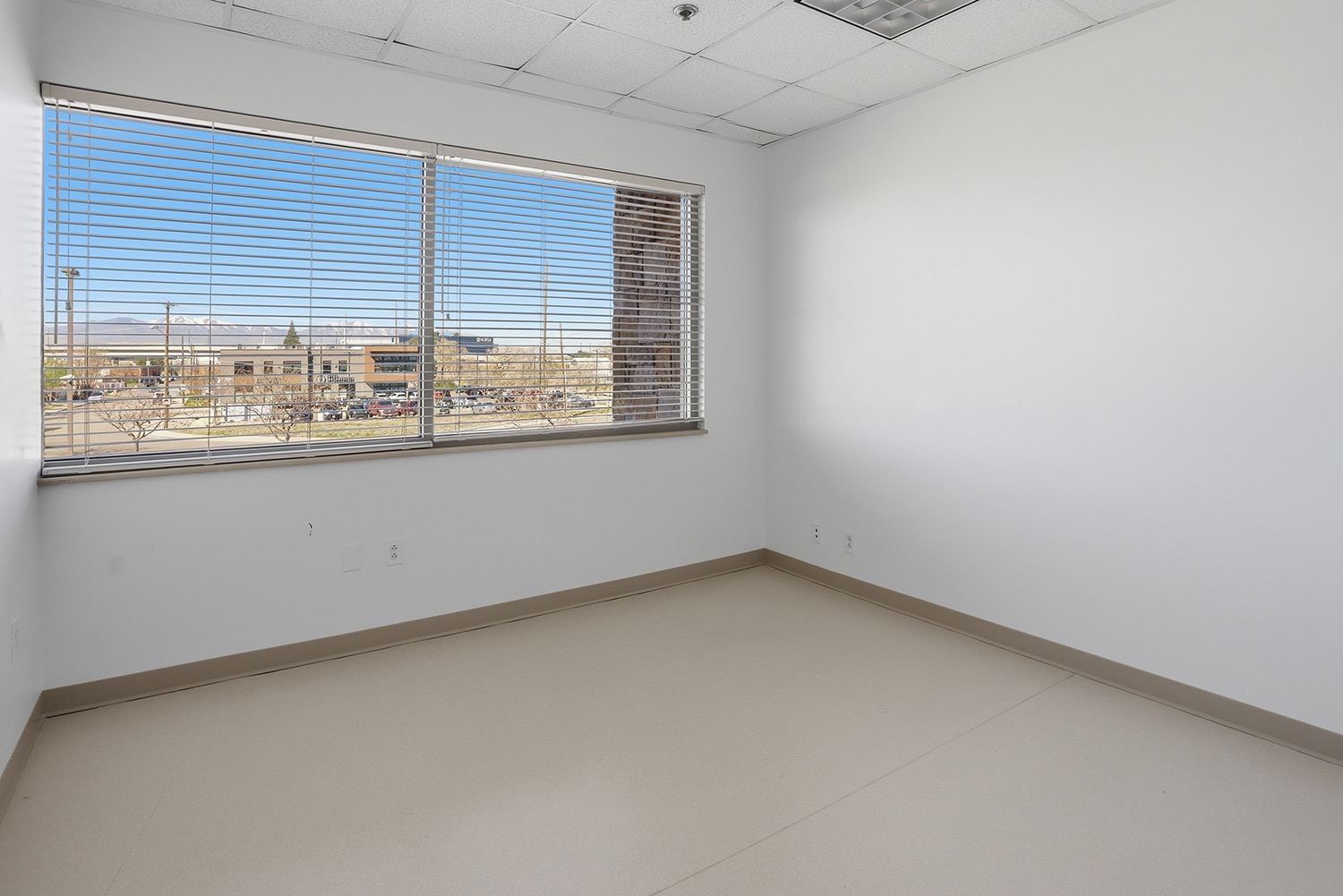 5323 S Woodrow St, Salt Lake City, UT à louer Photo intérieure– Image 1 sur 13