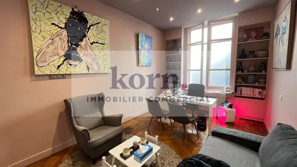 Immeuble residentiel dans Paris à vendre - Photo intérieure – Image 3 sur 8