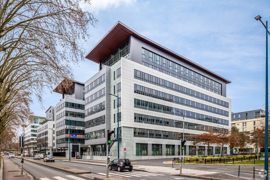 Bureau dans Clichy à louer - Photo de l’immeuble – Image 2 sur 4