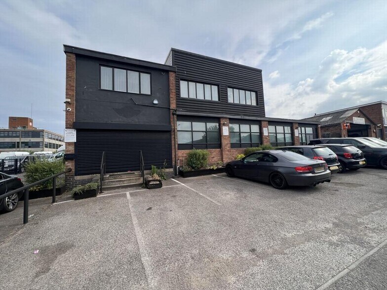 12 Mandervell Rd, Oadby à louer - Photo de l’immeuble – Image 1 sur 2