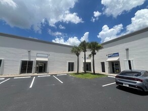 13850 Treeline Ave S, Fort Myers, FL à louer Photo de l’immeuble– Image 1 sur 4