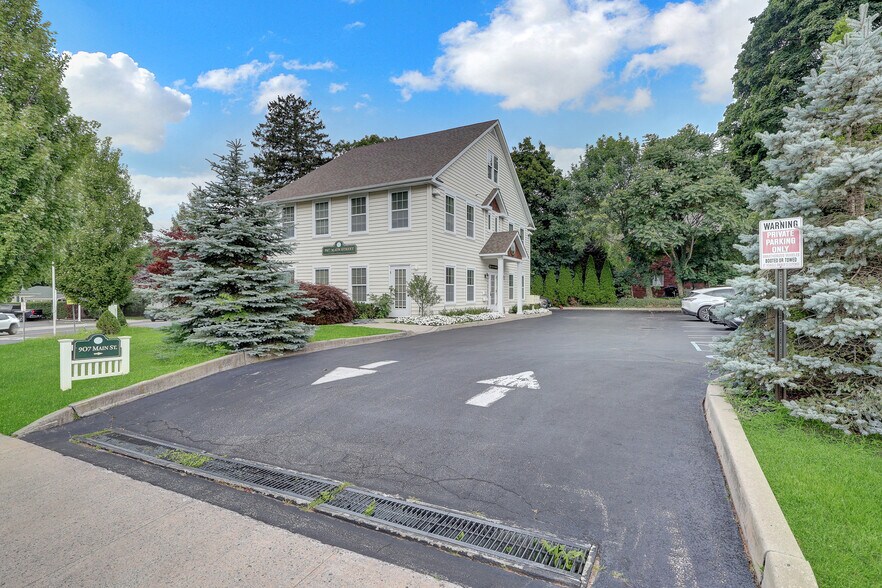 907 Main St, Port Jefferson, NY à louer - Photo de l’immeuble – Image 1 sur 16