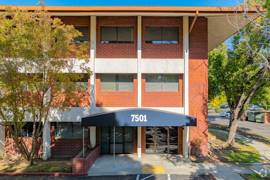 7501 Hospital Dr, Sacramento, CA à vendre - Photo de l’immeuble – Image 3 sur 29