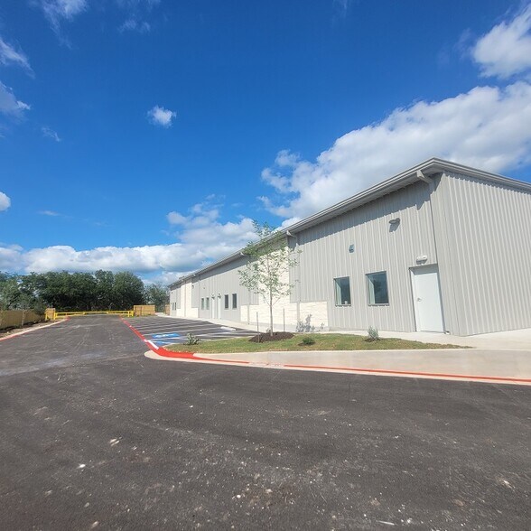 161 Weldon Johnson Way, Kyle, TX à louer - Photo de l’immeuble – Image 1 sur 10