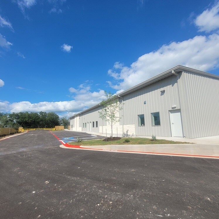 161 Weldon Johnson Way, Kyle, TX à louer Photo de l’immeuble– Image 1 sur 11