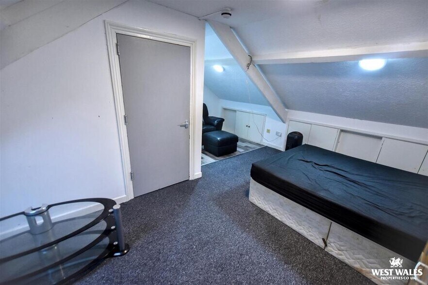 29 Dimond St, Pembroke Dock à vendre - Photo de l’immeuble – Image 3 sur 24