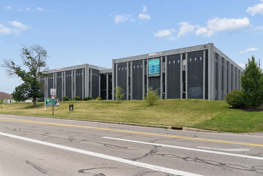 4770 Indianola Ave, Columbus, OH à vendre - Photo de l’immeuble – Image 1 sur 15