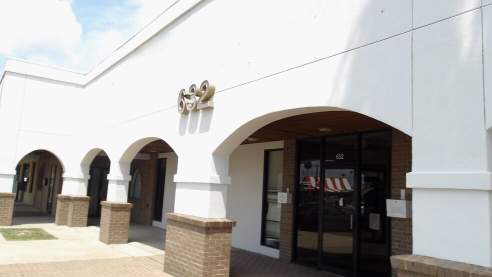 632 N Ed Carey Dr, Harlingen, TX à louer - Photo de l’immeuble – Image 2 sur 8