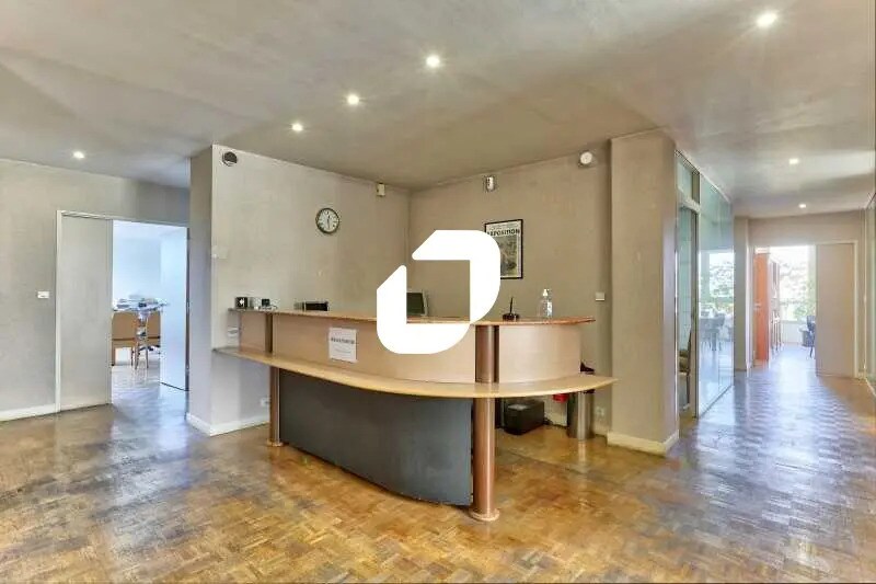 Bureau dans Évry-Courcouronnes à vendre - Photo de l’immeuble – Image 3 sur 8