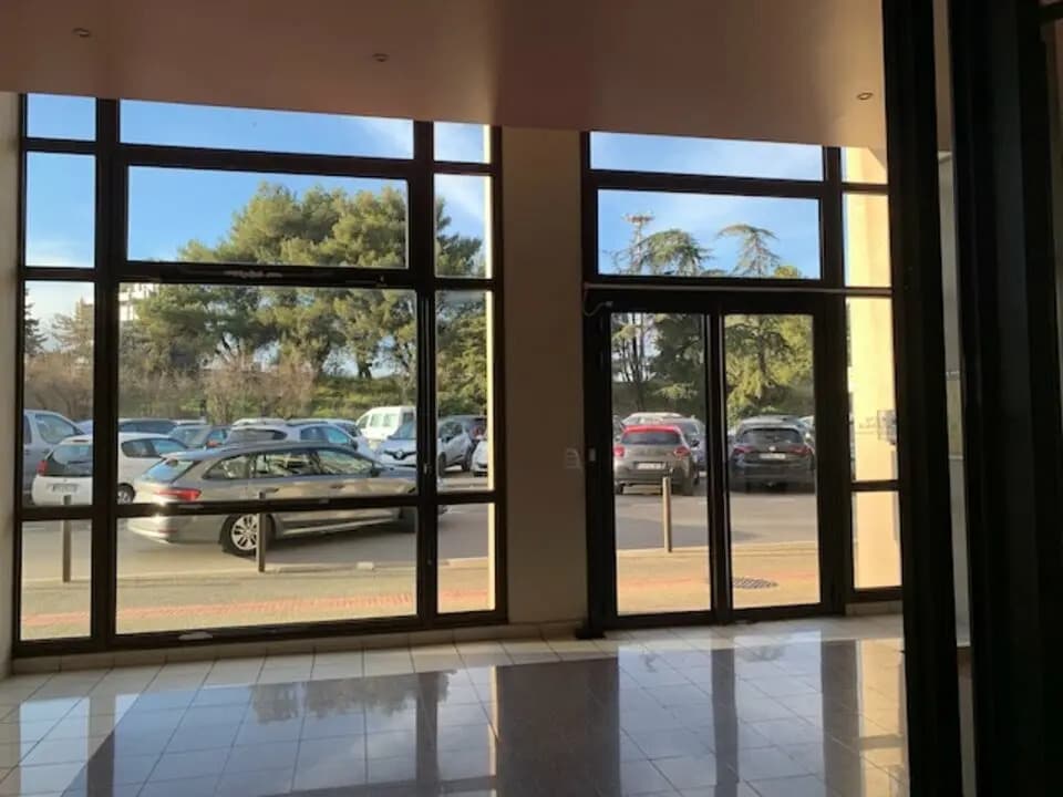 Bureau dans Avignon à louer Hall d’entrée– Image 1 sur 11