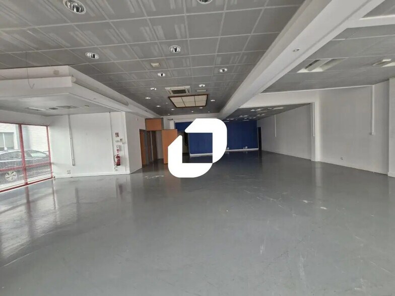 Bureau dans Pontault-Combault à louer - Photo de l’immeuble – Image 2 sur 6