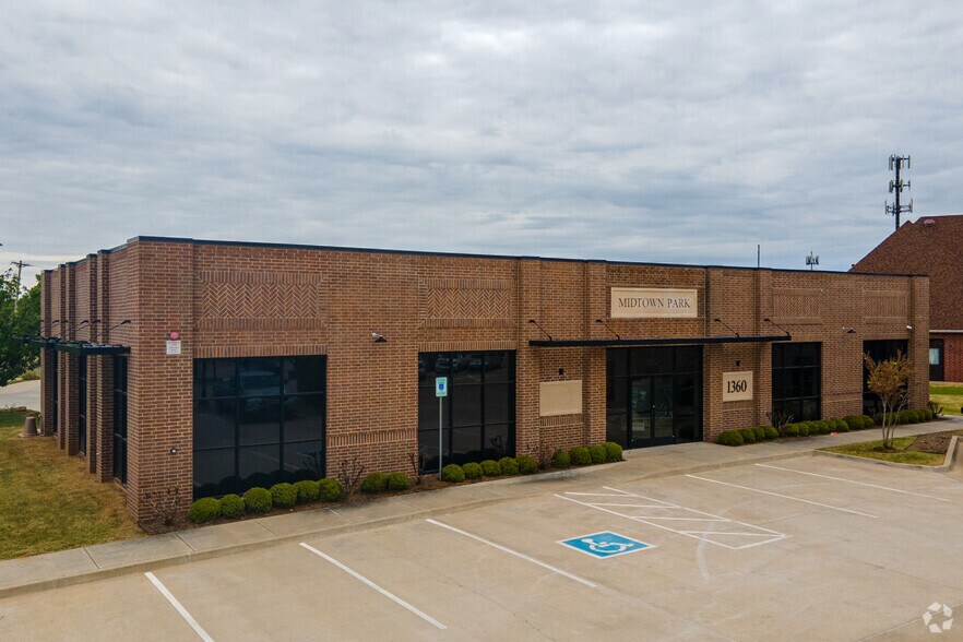 1360 N Fretz Dr, Edmond, OK à louer - Photo de l’immeuble – Image 2 sur 13