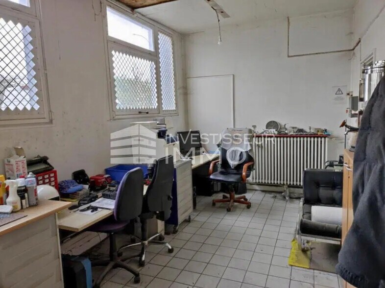 Local d’activités dans Vaux-le-Pénil à louer - Photo de l’immeuble – Image 2 sur 3