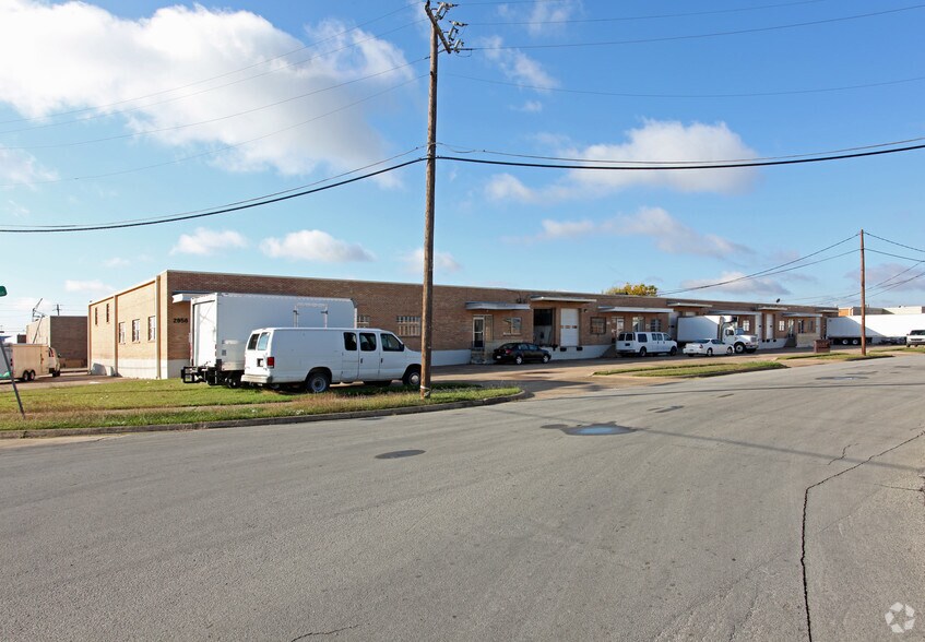 2924-2956 Reward Ln, Dallas, TX à louer - Photo de l’immeuble – Image 1 sur 2
