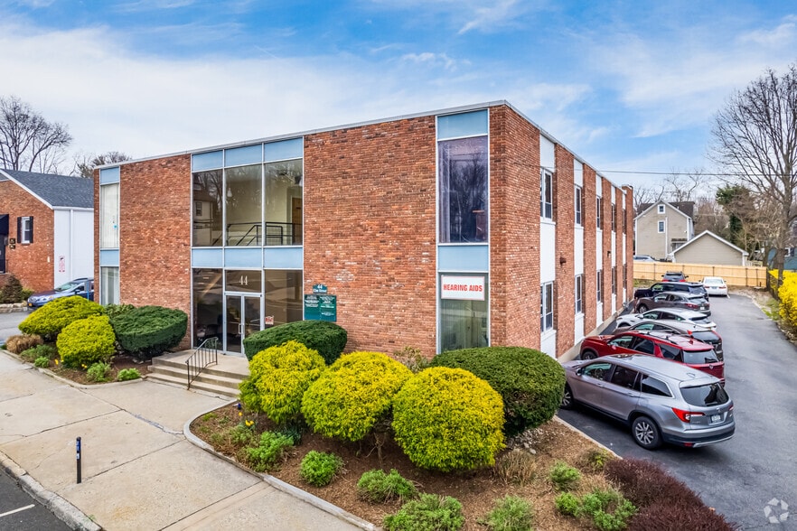 44 Elm St, Huntington, NY à vendre - Photo principale – Image 2 sur 13