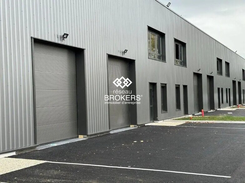 Local d’activités dans Bourgoin-Jallieu à louer - Photo de l’immeuble – Image 3 sur 17