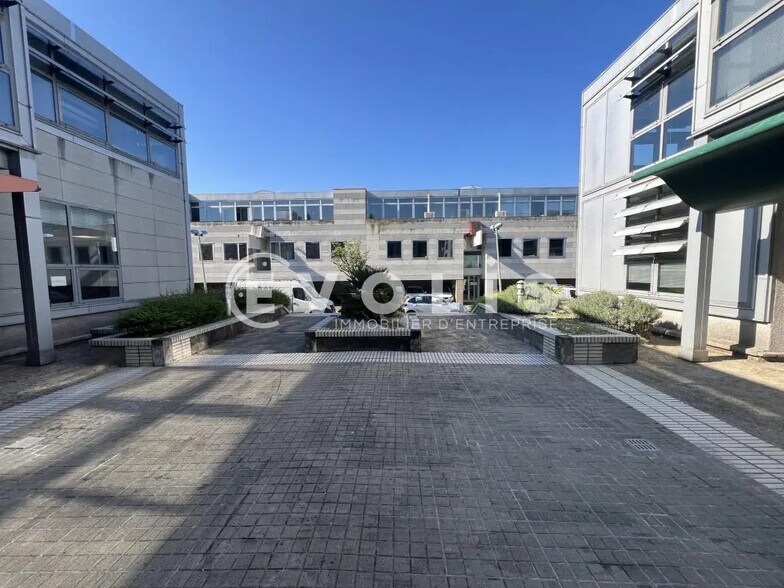 Local d’activités dans Sucy-en-Brie à louer - Photo de l’immeuble – Image 2 sur 19