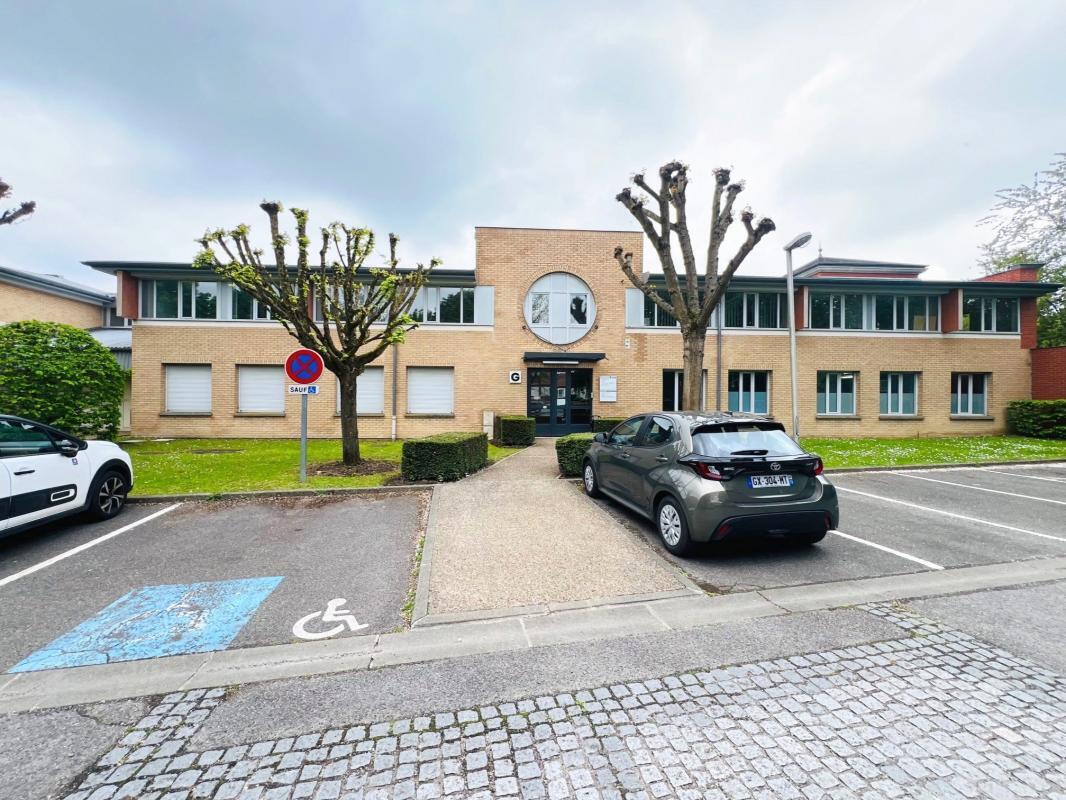 Bureau dans Voisins-le-Bretonneux à louer Photo de l’immeuble– Image 1 sur 13