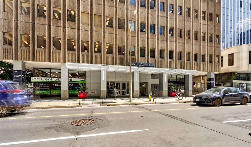 220 Laurier Av W, Ottawa, ON à louer - Photo de l’immeuble – Image 2 sur 5