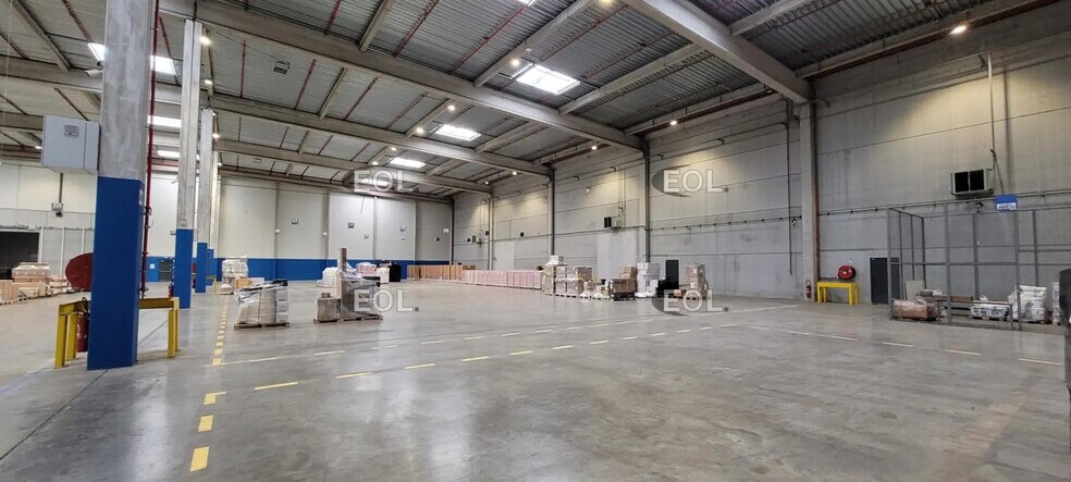 Industriel/Logistique dans Pusignan à louer - Photo intérieure – Image 1 sur 3