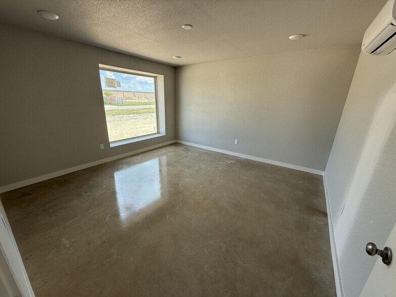 7990 Old Bastrop Rd, New Braunfels, TX à louer - Photo de l’immeuble – Image 3 sur 10