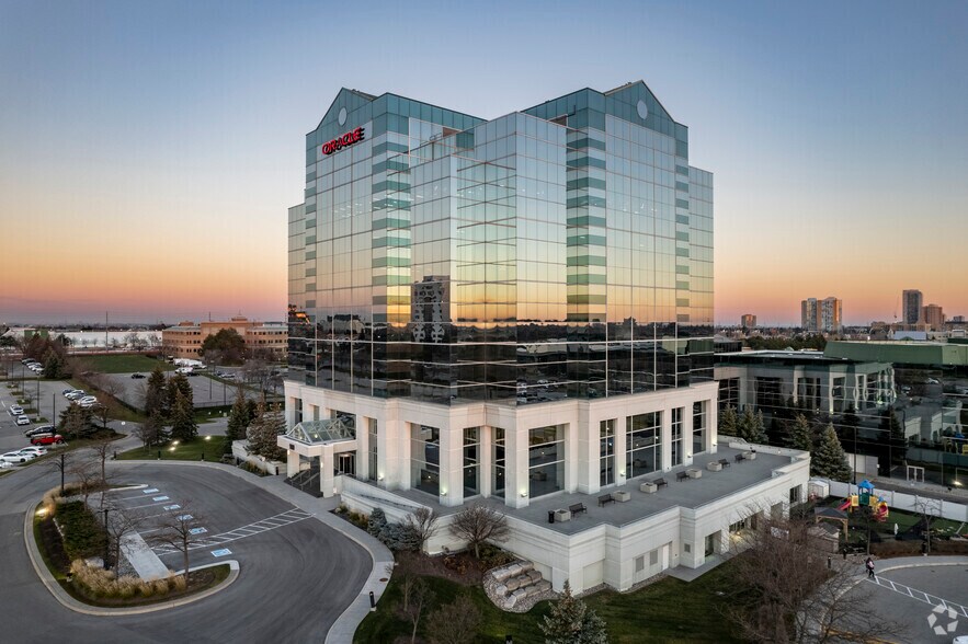 100 Milverton Dr, Mississauga, ON à louer - Photo de l’immeuble – Image 2 sur 8