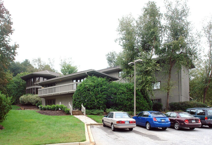 918 S Pleasantburg Dr, Greenville, SC à louer - Photo de l’immeuble – Image 2 sur 18